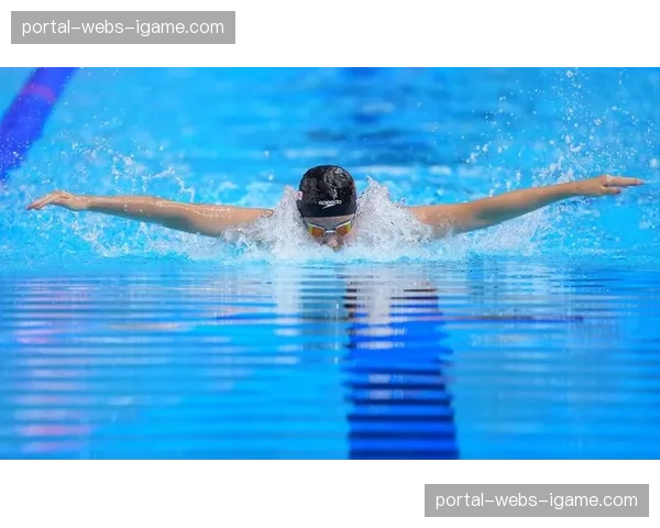 世锦赛游泳项目：中国小将打破男子200米蝶泳世界纪录