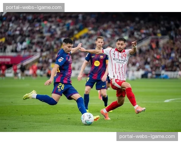 特写镜头:巴萨角球防守,阿劳霍指挥防线集体前压造越位瞬间 特写镜头:巴萨角球防守,阿劳霍指挥防线集体前压造越位瞬间