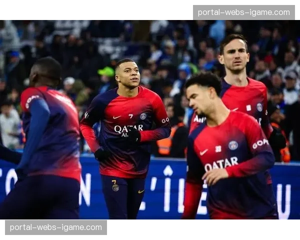 巴黎圣日耳曼训练课重点演练防守,模拟对手核心球员无球跑动下的盯防切换 巴黎圣日耳曼训练课重点演练防守,模拟对手核心球员无球跑动下的盯防切换