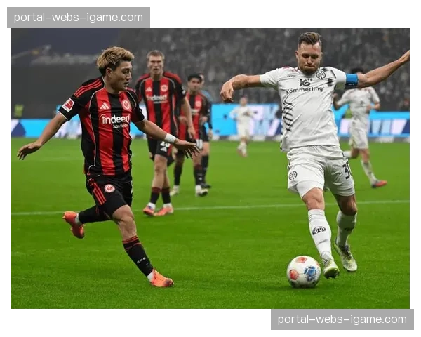 法兰克福赛前训练开放日，约两万名球迷到场